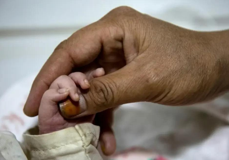 Apesar das mortes de crianças no mundo terem atingido o mínimo histórico, a ONU adverte que é preciso fazer muito ainda. Foto: Amélie Bottollier (AFP).