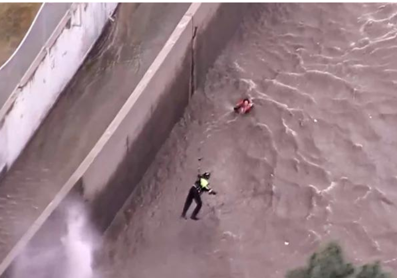 Os bombeiros usaram um socorrista, que desceu de um helicóptero, para salvar a mulher arrastada no rio. Foto: Fox Los Angeles.