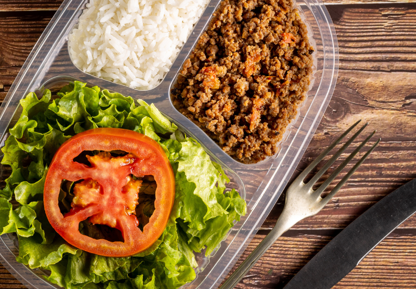  O ideal é deixar os alimentos em compartimentos separados. - Foto: WS Studio/Getty Images