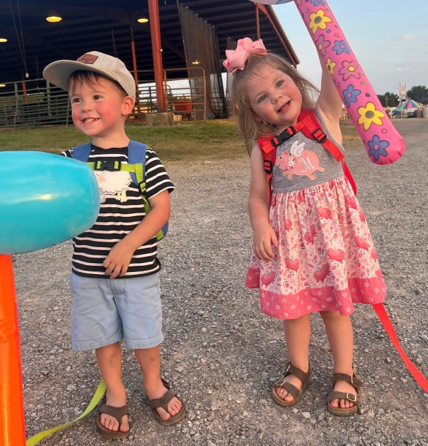 Hoje os pequenos estão com 4 anos e já começaram a frequentar a escola. Foto: SWNS.