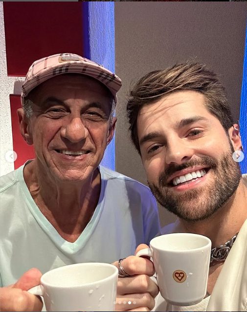 Alok e Fagner tomam café durane gravação do remix que selou a paz entre os dois artistas. - Foto: reprodução / Instagram @alok