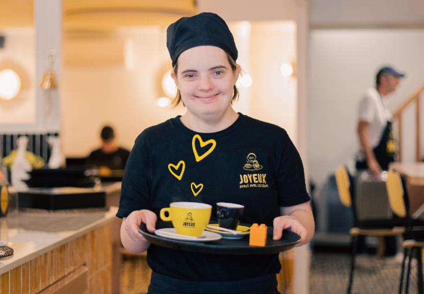 O café é servido com muita alegria por pessoas com Down ou autismo que lutam e sonham com a inclusão no mercado de trabalho. - Foto: reprodução/Instagram @cafejoyeux