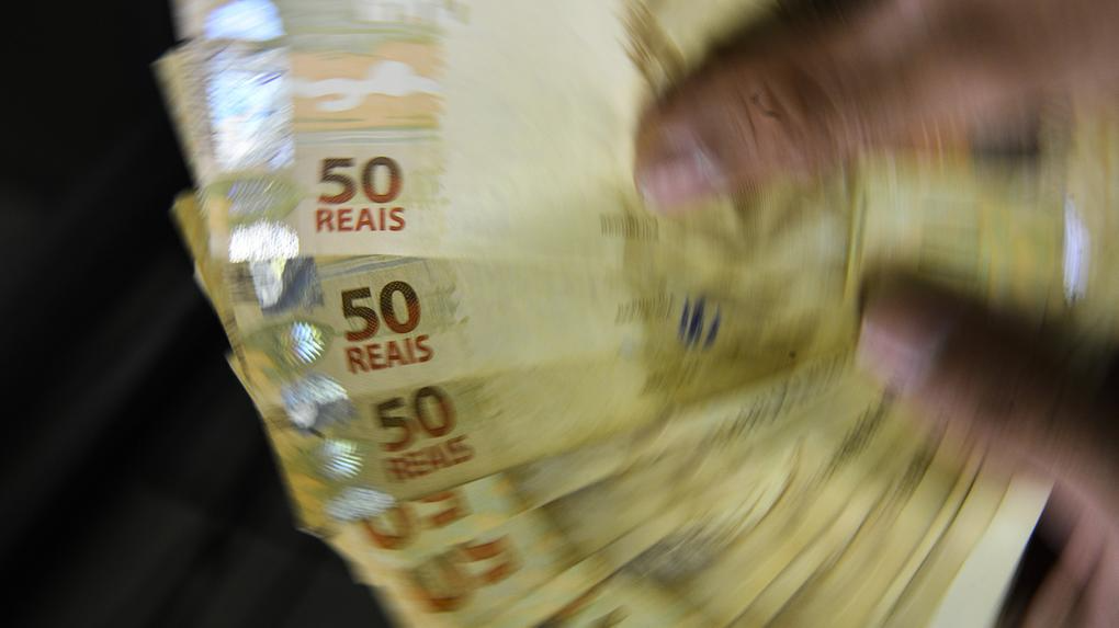 O valor pago pelo abono é proporcional ao período que o empregado trabalhou de carteira assinada em 2022. Foto: Marcello Casal Jr (Agência Brasil).