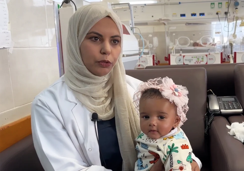 A bebê Malak, encontrada em uma árvore em Gaza, foi adotada pela pediatra Abu Khatleh. Foto: NBC News.