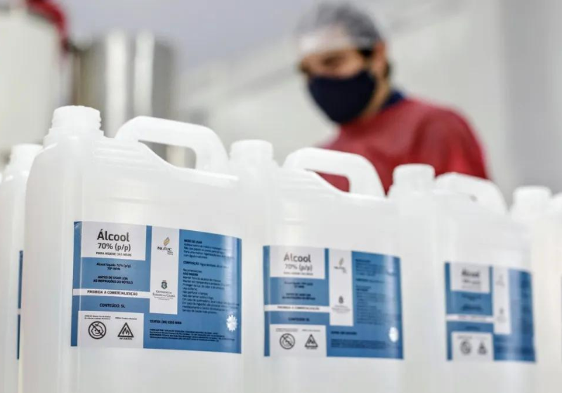 Ao substituir o álcool 70% pela água sanitária, é preciso tomar cuidado no contato direto com o produto. Foto: Governo do Ceará.