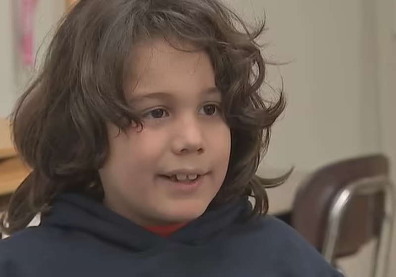 O aluno Max correu para a enfermaria da escola assim que sua professora grávida desmaiou na sala de aula. O herói foi homenageado depois. - Foto: WJXT.