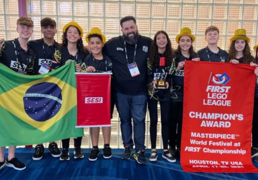 Os jovens brasileiros criaram um tabuleiro de xadrez controlado por voz e venceram o torneio mundial de robótica. - Foto: Iano Andrade/CNI