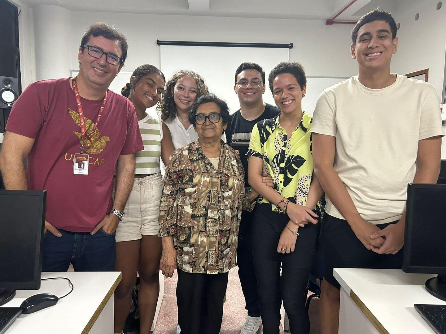 Na faculdade, a convivência com alunos mais novos, estimula e muito a idosa! Foto: Unicap.