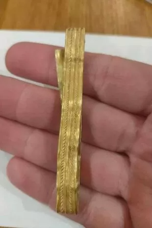 Apesar de ter encontrado a pulseira, o menino não pode ficar com ela. O objeto é propriedade da Coroa do país. Foto: Amanda Kenyon.