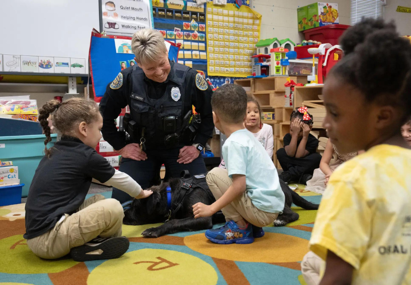 A presença dos cães ajuda a diminuir o estresse, e aumenta a segurança e felicidade dos alunos. - Foto: Reprodução/The New York Times