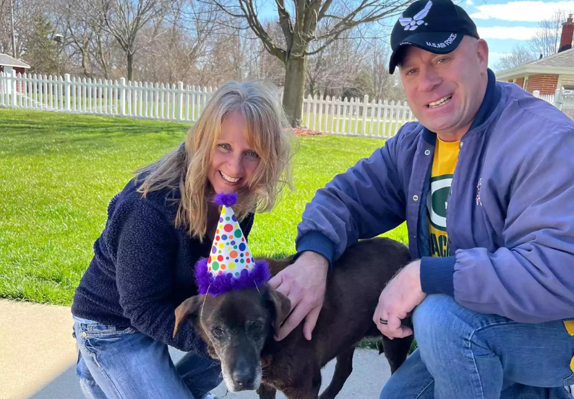 Este casal incrível adotou Fiona, um cão idoso que passou 11 anos em um abrigo apertado. - Foto: reprodução/Facebook - Lindsey Lees-Decker