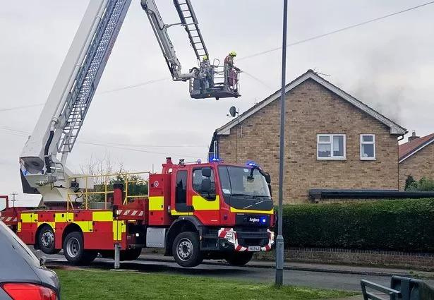 Toda a comunidade se uniu para ajudar a família depois do incêndio. - Foto: Sadie Gelder/SWNS