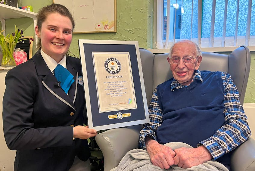 John foi recebido por uma equipe do Guinness que atestou o recorde. Foto: Guinness World Records.