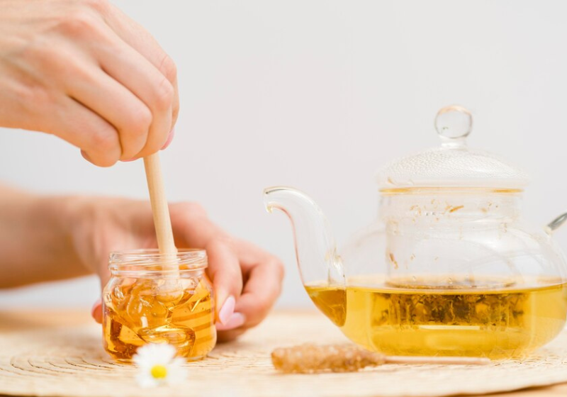 O chá de camomila tem nutrientes que tranquilizam naturalmente. Foto: Freepik.