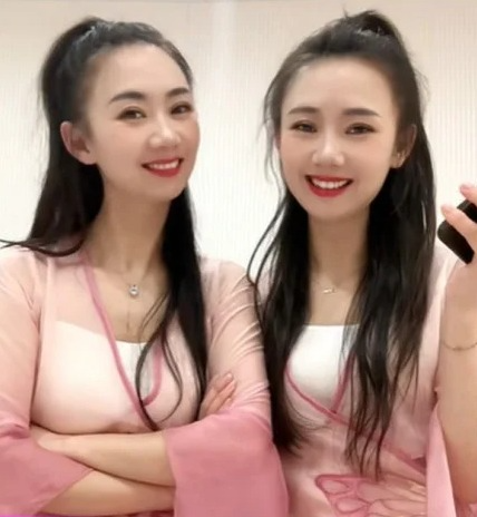 A dupla é mais parecida do que se imagina. Mesmo corte de cabelo, hábitos e roupas. Foto: Baidu.