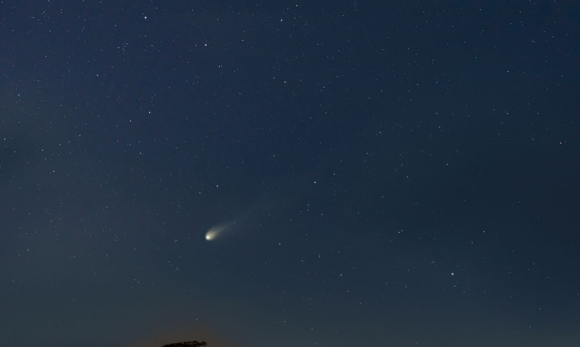  A maior dificuldade para ver o planeta será encontrar um horizonte livre, já que o cometa está muito baixo no céu. - Foto: Caio Correia/Obercatório Nacion