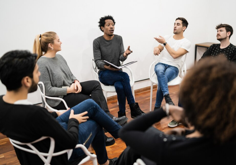 Conversar com estranhos também é um dos hábitos para uma vida mais feliz. Foto: Freepik.