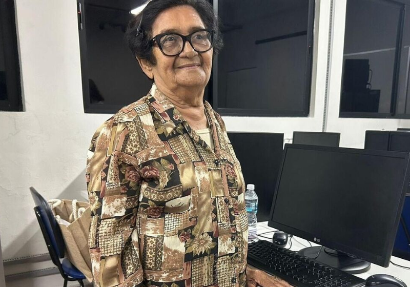 A idosa Dorothi Lira da Silva, de 90 anos sempre amou o Jornalismo e agora, após ter concluído 5 graduações, começou a estudar na Unicap. - Foto: Unicap.