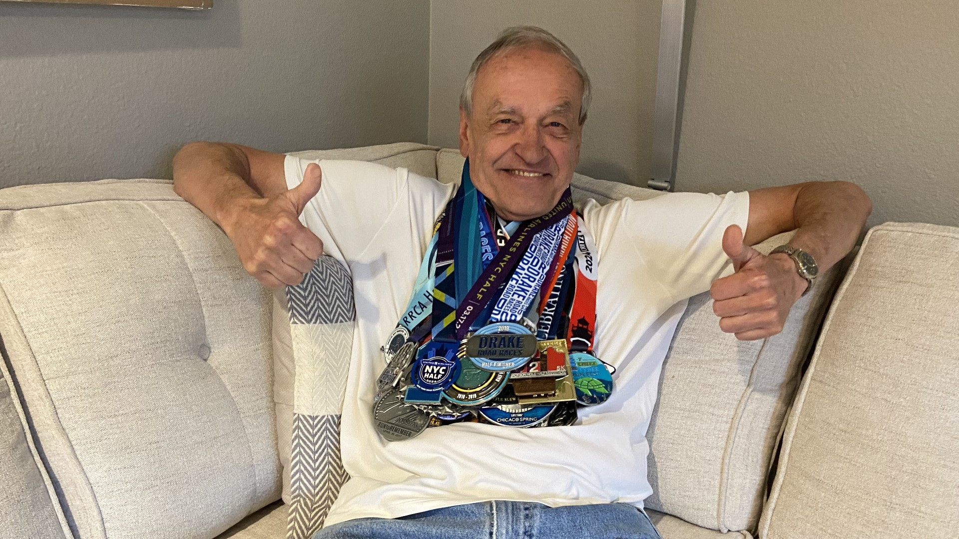 Jerry exibe com orgulho as 50 medalhas conquistas nas provas ao longo dos anos. Foto: Arquivo pessoal.