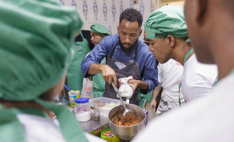 No projeto, João ensina pessoas em situação de vulnerabilidade práticas culinárias. Foto: Eduardo Almeida.