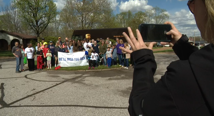 A vizinhança toda se reuniu para dar um último abraço em Ricky. Foto: KSDK.