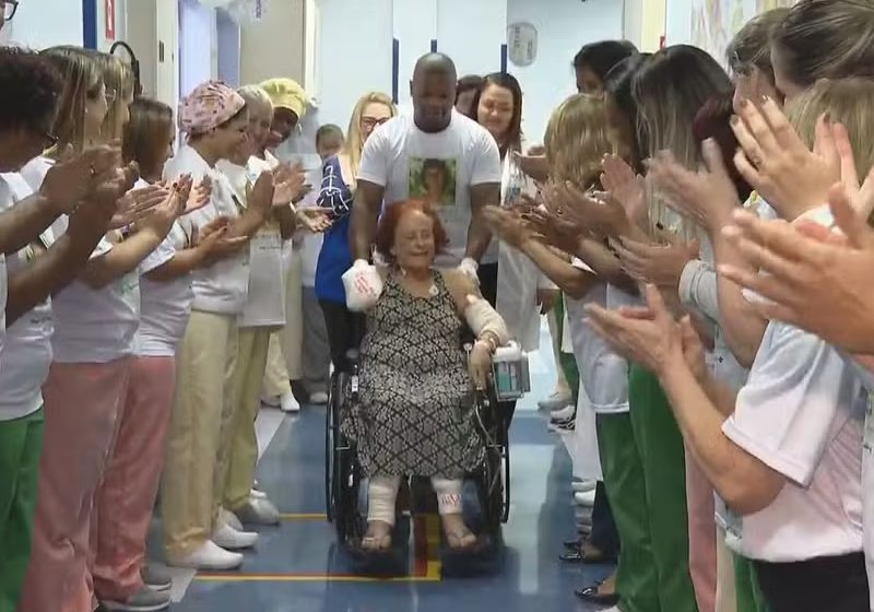 A escritora Roseana Murray teve alta nesta quinta, 18, e foi aplaudida por funcionários do hospital público, no Rio de Janeiro. - Foto: reprodução / TV Globo