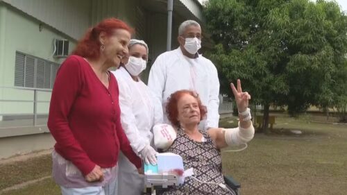 Roseana Murray faz o gesto de paz e amor ao deixar o hospital no Rio. - Foto: reprodução / TV Globo.