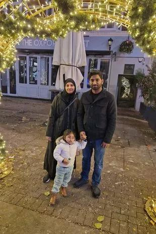 Khadijah com o pai e a mãe. - Foto: reprodução/arquivo pessoal 