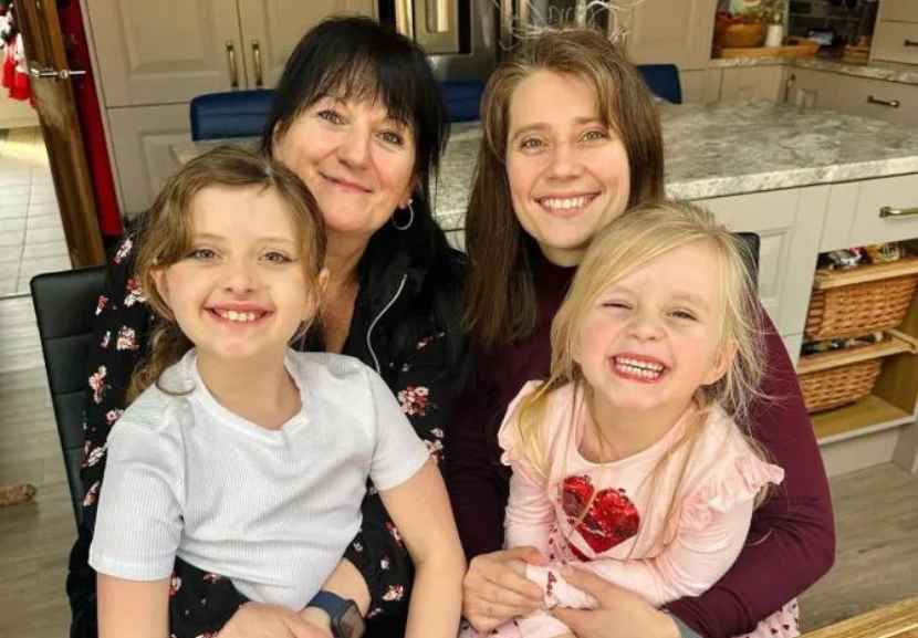 A mãe Laura e a avó Amanda com as garotas. - Foto: Amanda Fawcett/SWNS