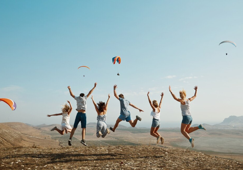 Entre os hábitos para ser mais feliz estão caminhadas na natureza, praticar a bondade, conversar com estranhos e ter cuidado com as redes sociais. Veja os outros. - Foto: Freepik.