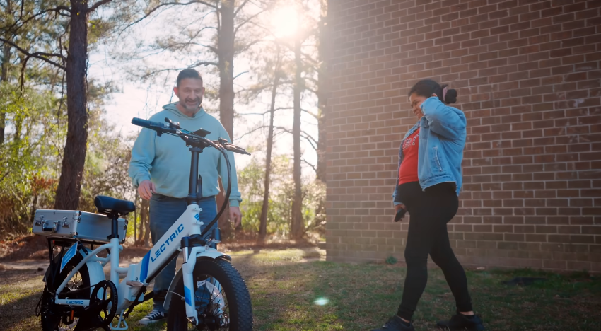 O youtuber Mr Beast mudou a vida de 600 pessoas carentes depois de doar bikes elétricas. Foto: Beast Philanthropy/Youtube.