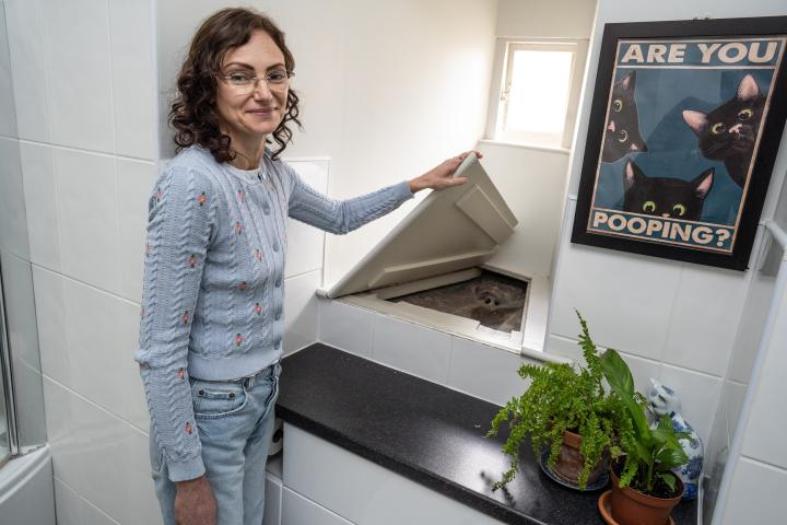Tracy ficou feliz em ter a gárgula no banheiro e disse que vai usar para decoração. Foto: Tom Maddick/SWNS.