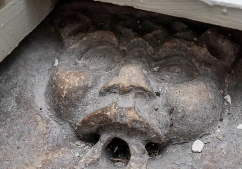 A gárgula medieval foi encontrada no banheiro de um casal após uma discussão para ele limpar o local. - Foto: Tom Maddick/SWNS.