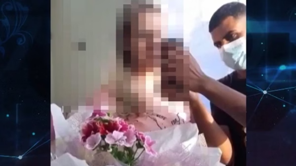 No momento da foto os criminosos usam a imagem da vítima para reconhecimento facial no banco. Foto: Fantástico.