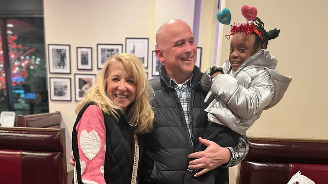 Susan, esposa de Michael, também virou super querida pela família de Tooka. Foto: Nikki Huckaby.