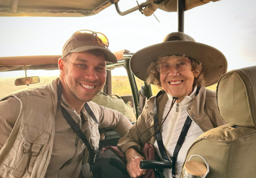 Joy não deixa que a idade seja um obstáculo para as aventuras! Aos 94 anos, essa idosa vai viajar pelo mundo acompanhada do neto. - Foto: reprodução/@grandmajoysroadtrip