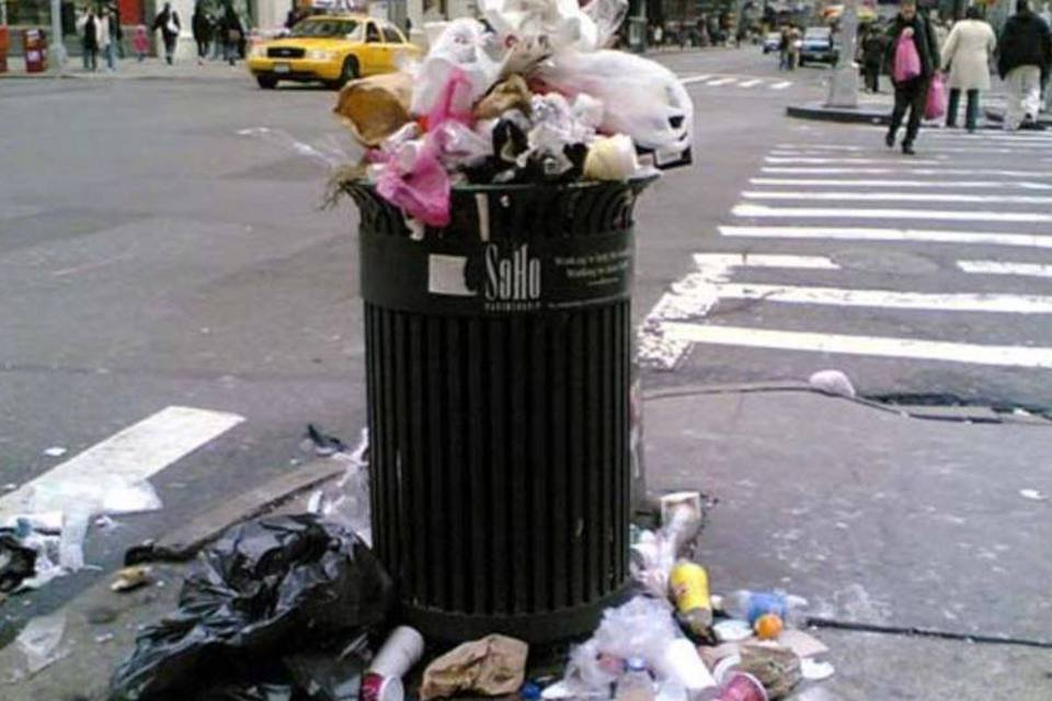 O rapaz encontrou o "tesouro" quando vasculhava latas de lixo em uma cidade no Irã. Foto: Creative Commons/Ju.