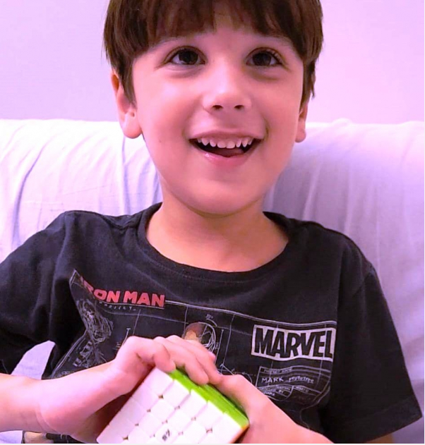 O garotinho também adora estudar astronomia e o globo mundial. Foto: Arquivo pessoal.