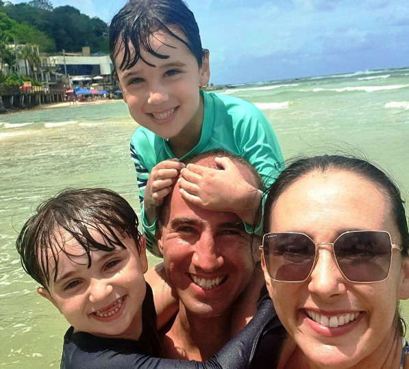 E o menino faz tudo isso sem perder a inocência. Adora brincar na praia e viajar! Foto: Arquivo pessoal.