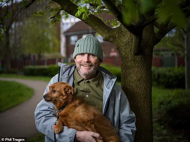 Joe Murphy, da Grande Manchester, é o segundo paciente no mundo a receber a nova pílula NX, um remédio experimental que reverte a leucemia. - Foto: Phil Tragen