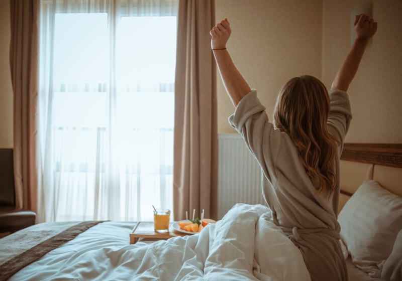 A luz natural também é muito positiva para ajudar a acordar, principalmente pela manhã. Foto: Freepik.