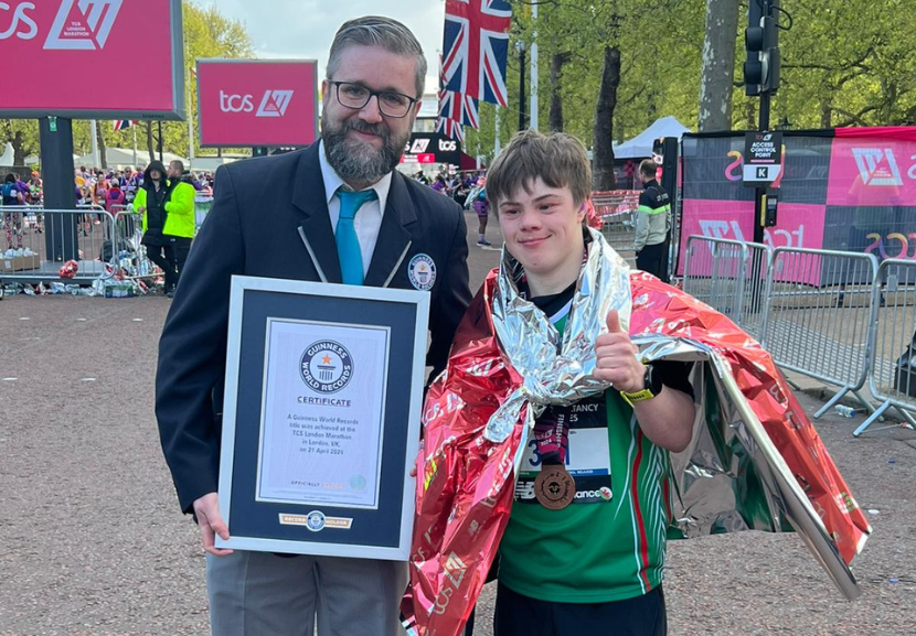 Quebrando barreiras! Lloyd entra pro livro dos recordes como o mais jovem com Down a terminar uma maratona. - Foto: reprodução/ X @GWR