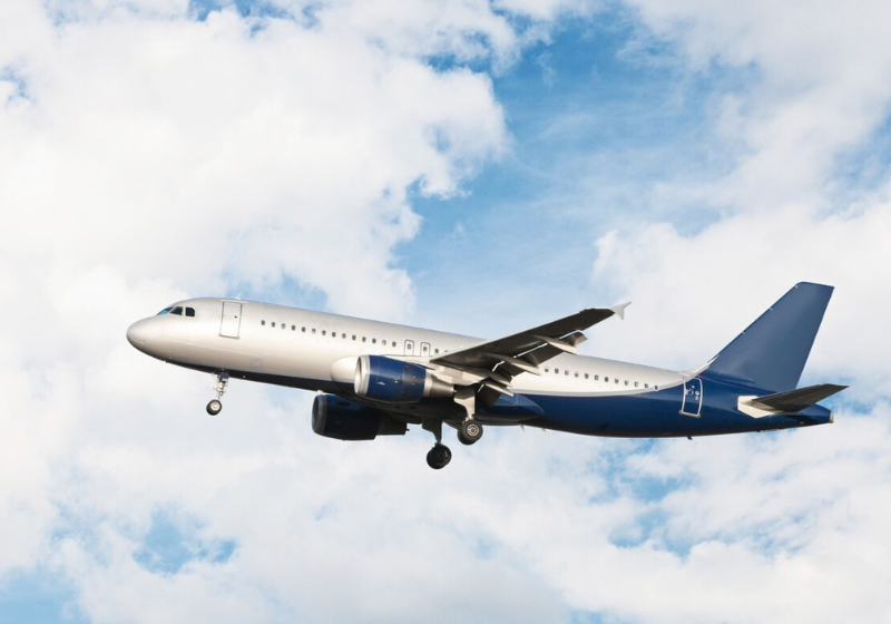 Perder o medo de avião não é fácil, mas segundo a companhia, aprender sobre as aeronaves ajuda. Foto: Freepik.