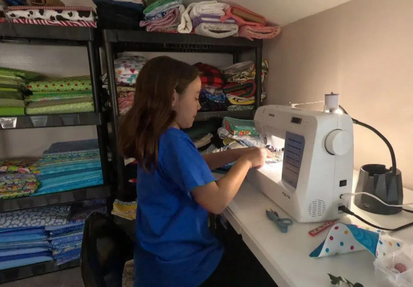 Com a ajuda da avó, a garotinha começou a fazer bandanas na esperança de que os pets sejam adotados. - Foto: reprodução/WJAR