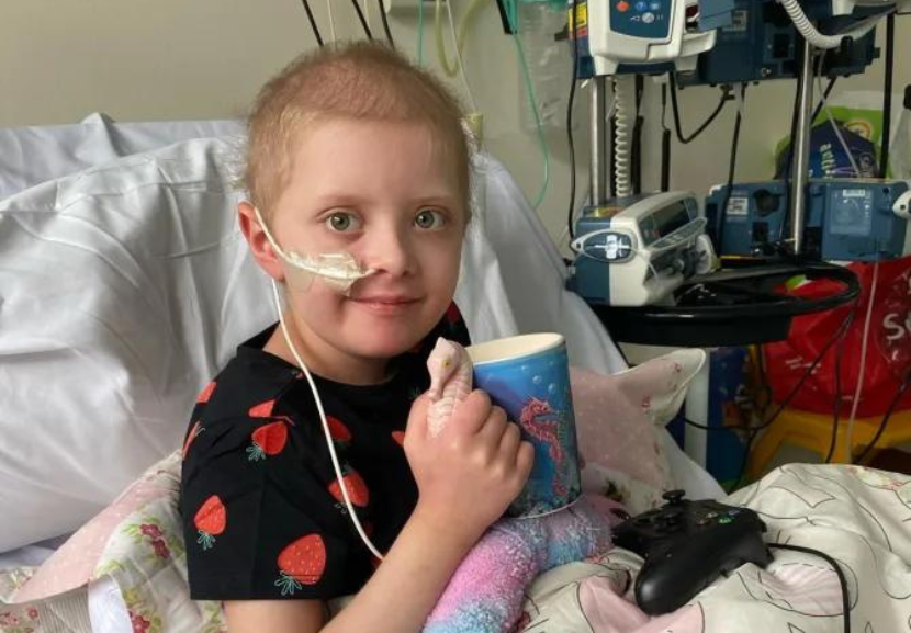 Ruby em tratamento no hospital, quando foi diagnosticada com leucemia aguda. - Foto: Amanda Fawcett/SWNS