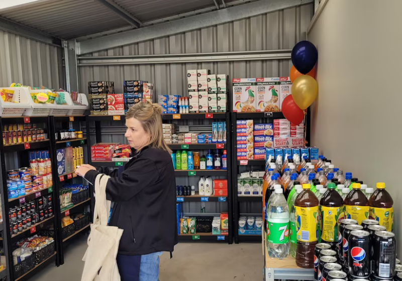 O supermercado de baixo custo foi inaugurado em uma comunidade da Austrália e foi super aprovado por moradores locais. - Foto: Pantry.