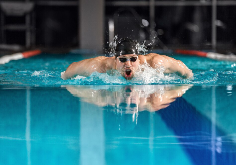 A natação, além de queimar gordura e tonificar os músculos, ajuda a manter o humor em dia. Foto: Freepik.