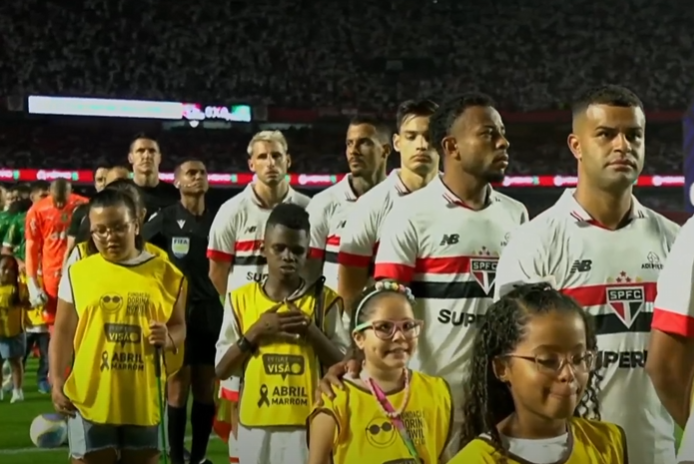 Os jogadores de Palmeiras e São Paulo entraram em campo com crianças cegas e com baixa visão pela campanha Abril Marrom. - Foto: Sportv3.