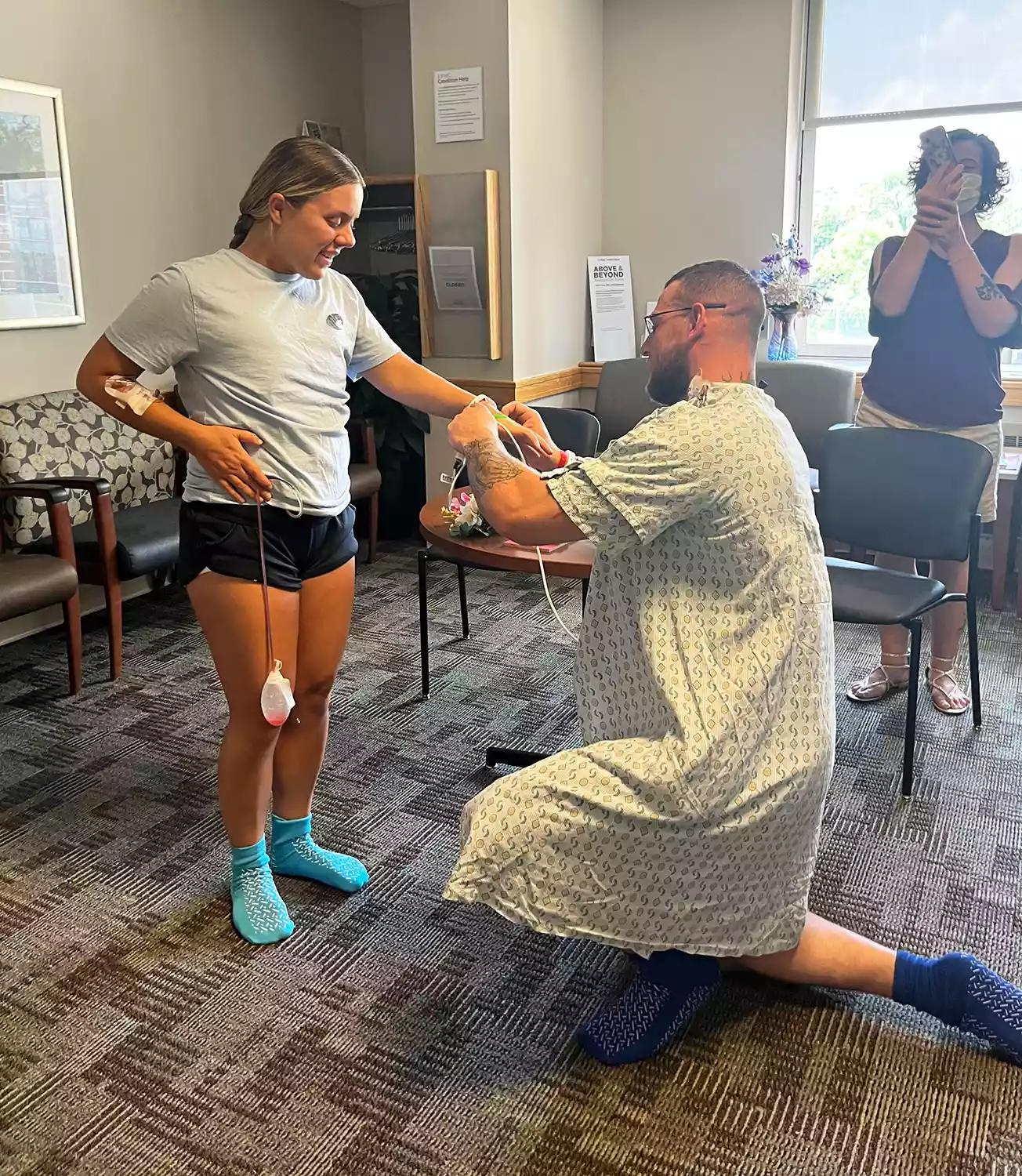 Brandon fez o pedido de casamento para Christina no hospital e ela disse sim! - Foto: reprodução/arquivo pessoal 