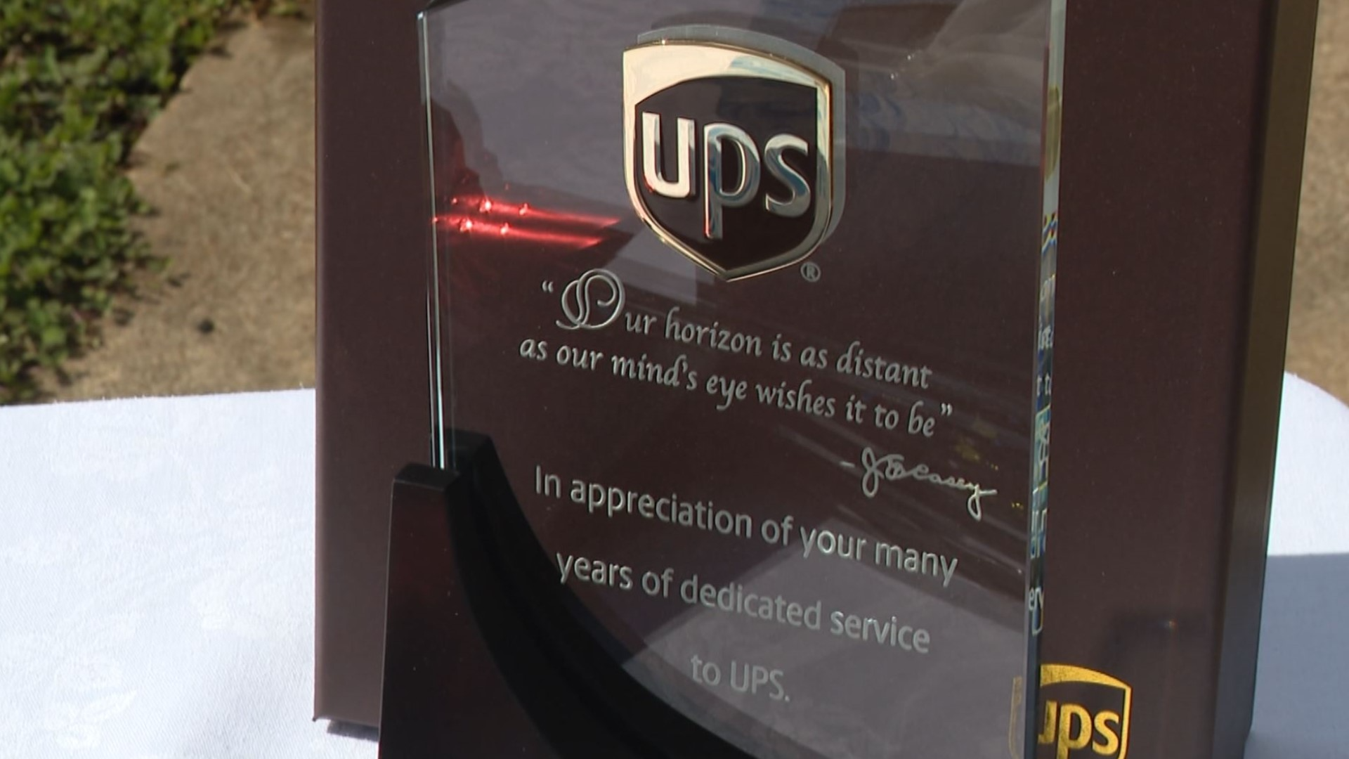 A placa foi entregue pela UPS em conjunto com os moradores. Foto: Mike Bush.